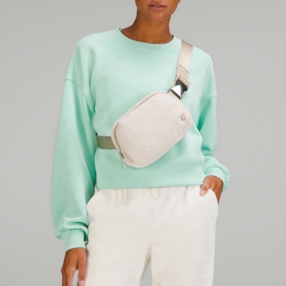 Lululemon Everywhere Belt Bag Sherpa fleece